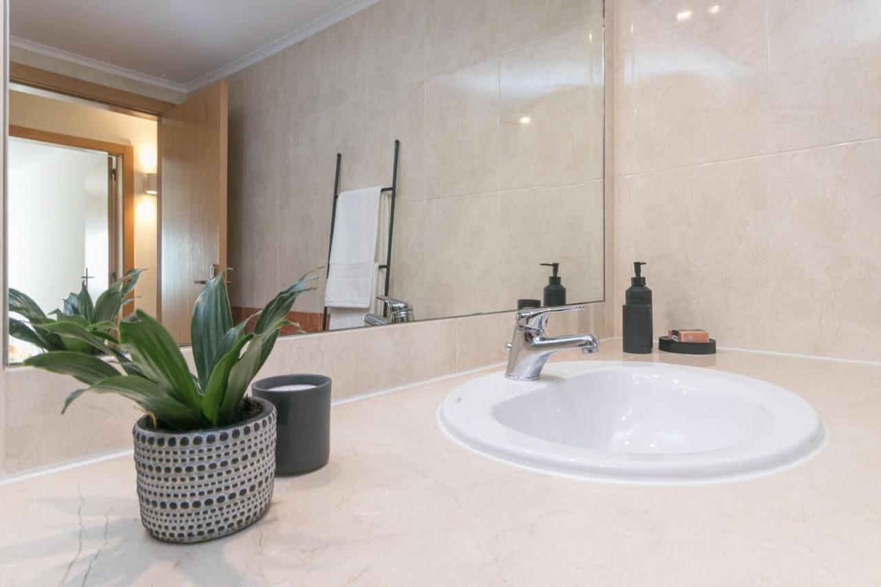 Апартаменты Premium Flat In Upscale Area, Balcony, Parking Лиссабон Экстерьер фото